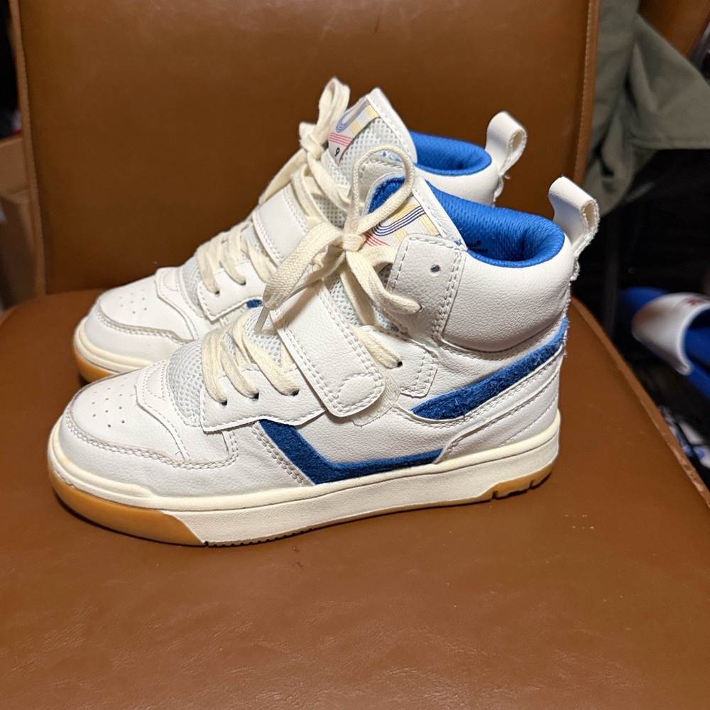Zara 797 Hi Top Little Boys Sneaker in US size 2.  Excellent Condition